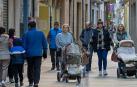 Personas paseando y haciendo compras en el centro de Estella