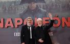 El director británico Ridley Scott y el actor estadounidense Joaquin Phoenix (i) en la presentación de la película 'Napoleón' celebrada este lunes en el Museo del Prado, en Madrid
