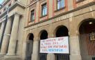 Imagen del cartel colgado de una de las fachadas del instituto Plaza de la Cruz