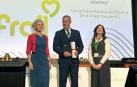 De izq. a dcha.: Isabel Peña-Rey, Mikel Izquierdo y Almudena Rollán, durante la entrega del premio