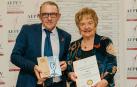 Mª Isabel Mijares, presidenta de honor de la AEPEV, fue la encargada de entregar a José Manuel Plo, director general de GLN, el premio al mejor espirituoso para el pacharán Etxeko
