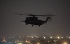 Un helicóptero del ejército israelí se dispone a aterrizar cerca del cruce de Kerem Shalom entre Gaza e Isarel, con el primer grupo de rehenes israelíes liberados