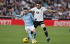 El centrocampista del Valencia Pepelu (d) disputa un balón ante el centrocampista del Celta de Vigo Óscar Mingueza (i) durante el partido correspondiente a la jornada 14 de LaLiga que ambos equipos disputan este sábado en Mestalla.