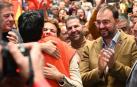 María Chivite se abraza a Elma Saiz durante el acto del PSOE en el IFEMA de Madrid.