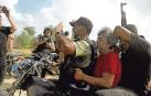 Momento en el que miembros de Hamás se llevan en una motocicleta a Adina Moshe