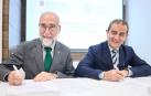 El consejero de Salud, Fernando Domínguez, junto al presidente del Colegio Oficial de Farmacéuticos de Navarra, Alberto Mantilla, en la firma del convenio