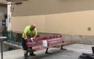 Labores de limpieza de un banco en el Casco Antiguo de Pamplona