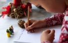 Un niño escribe la carta a los Reyes Magos./