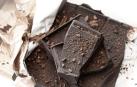 Una tableta de chocolate negro