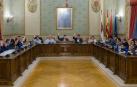 Los concejales, durante la votación de uno de los puntos del pleno del Ayuntamiento de Tudela