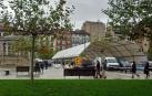 Montaje de la pista de hielo en la Plaza del Castillo en Pamplona