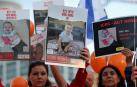 Asistentes a la manifestación en la que se pedía la liberación inmediata de los rehenes Shiri Bibas, de 32 años, y sus hijos Kfir Bibas, de 10 meses, y Ariel, de 4, que Hamas ha anunciado este miércoles que fallecieron en los bombardeos israelíes sobre Gaza