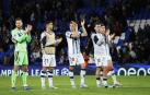 Los jugadores de la Real Sociedad devuelven el apoyo de su público tras el empate contra el Salzburgo./
