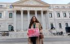 La profesora Ángela Sánchez-Pérez ha entregado este jueves en el Congreso de los Diputados más de 63.000 firmas, recogidas junto con la también profesora Natalia Jiménez, para prohibir por ley el uso de teléfonos móviles a menores de 14 y 16 años