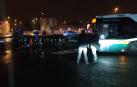 Piquetes sentados frente a las villavesas en las cocheras