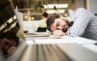 Un hombre dormido en el trabajo después de una noche de insomnio