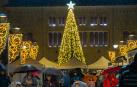 La más visible. Así luce en el anochecer de Estella la estrella colocada sobre el abeto de la plaza de la Coronación. El árbol, comprado en la Navidad de 2021, alcanza diez metros de altura aunque se trata de una estructura en bloques que puede hacerse más alta añadiendo piezas de dos metros cada una. Este año, el Ayuntamiento ha optado por la estrella de Belén