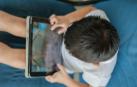 Un niño con una tablet