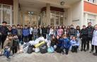 Fotos de la entrega de ropa a personas sin hogar por parte de 30 alumnos de ESO./