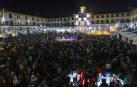 Imagen de la iluminación instalada en la plaza de los Fueros, con el quiosco y la Casa del Reloj también decorados, ante las miles de personas que acudieron al acto