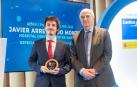 Javier Arredondo (izquierda) en el momento de recibir el premio