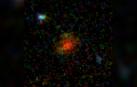 Compuesto de color de la galaxia AzTECC71 a partir de múltiples filtros de color en el instrumento NIRCam del Telescopio Espacial James Webb