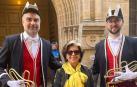 Ana Hueso, con dos clarineros de Pamplona