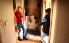 Fabianne, junto a su hija de 11 años, en la vivienda en la que se originó el fuego, en San Adrián