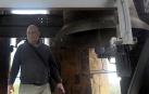 Juan Ruiz Sánchez posa en el campanario de la iglesia de Santa María de Sangüesa./ DN