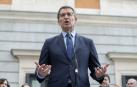 El presidente del Partido Popular, Alberto Núñez Feijóo, atiende a medios a su llegada al acto de homenaje a la Constitución, en el Congreso de los Diputados