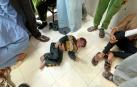 Un niño palestino herido en un ataque israelí llora en el suelo del hospital Khan Younis al sur de la Franja de Gaza