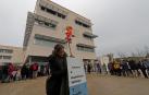 Una mujer coloca un bebé de juguete ante el hospital García Orcoyen, símbolo de la manifestación del pasado jueves en Estella