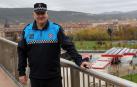 Manuel Iribarren, en la pasarela del ascensor de Trinitarios, junto a la comisaría de la Policía Municipal de Pamplona