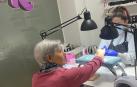 Aránzazu Rodríguez hace la manicura a una clienta en su centro de belleza de la plaza de la Constitución de Burlada