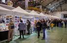 Fotos del mercado de artesanía en la estación de autobuses de Pamplona. /