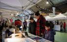 Fotos del mercado de artesanía en la estación de autobuses de Pamplona. /