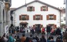 Familiares, allegados y representantes del Ayuntamiento de Astigarraga (Gipuzkoa), han rendido este domingo un homenaje al pequeño Brahim