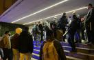 Jóvenes en la puerta del nuevo albergue de Pamplona este domingo por la noche