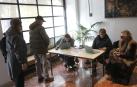 Varias personas aguardan a participar en la consulta popular en el salón Mikael de Pamplona