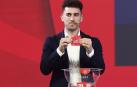 Kike Barja sostiene la cartulina de Osasuna en el sorteo de la Copa del Rey