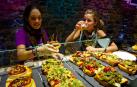 Dos personas disfrutan tomando una cerveza y unos pinchos en un bar de Pamplona
