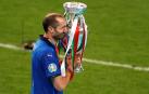 Giorgio Chiellini sostiene el trofeo de campeones de la Eurocopa 2020 en el estadio de Wembley./
