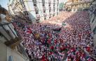 Plaza del consejo durante el canto de la jota a San Fermín en la procesión.