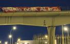 El muñeco con la camiseta de Vinicius colgado de un puente, junto a una pancarta que ponía 'Madrid odia al Real'