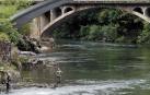 Tres pescadores tientan la suerte con sus cañas bajo el puente de Endarlatsa, en el límite con Guipúzcoa