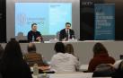 Desde la izquierda: David González, inspector jefe del Cuerpo Nacional de Policía de Pamplona y Elkin Luis, moderador y profesor de la Facultad de Educación y Psicología de la Universidad de Navarra.