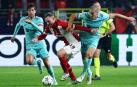 Oriol Romeu forcejea con un rival del Royal Amberes durante el encuentro.-/