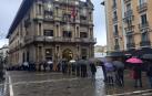 La fila se prolongó desde la trasera del consistorio hasta pasada la plaza