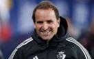 El entrenador de Osasuna, Jagoba Arrasate, sonríe en el partido contra el Rayo