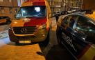 Una ambulancia y un vehículo de la Policía Nacional, en el exterior de la vivienda en la que se produjo la agresión, en el madrileño distrito de San Blas